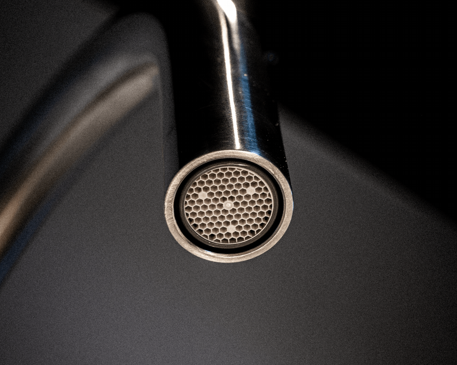 Nettoyer ou remplacer un mousseur ? Voici ce qu’il faut savoir sur la petite grille de votre robinet!